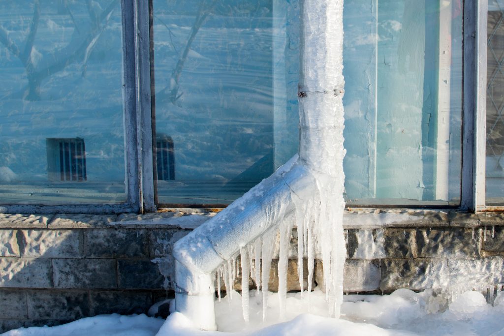 Fully frozen curved drainpipe